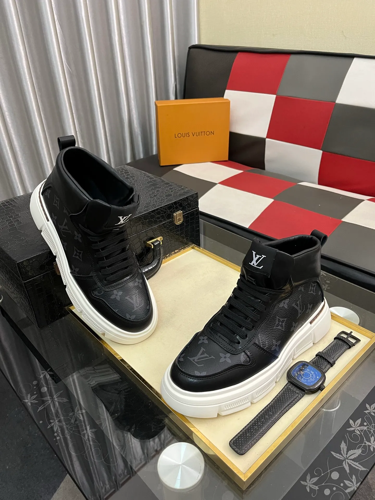 Men's shoes 💰420⌚️⌚️《Louis vuitton/LV Louis Vuitton》original quality.~ Unique modern style sneakers. 🏃A must-have casual shoe for trendy men😍😍 Original brand imported from Italy, imported original leather, cow lining (refuses to discolor and grind feet) Sole: Original sole specially provided by the original factory, French lazy style design Size: 38-442️⃣Colors available
